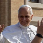 O Papa Leão abençoa os fiéis