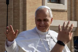 O Papa Leão abençoa os fiéis