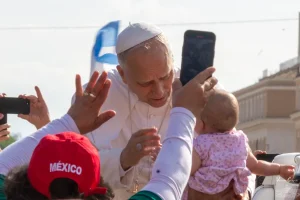 O Papa Leão abençoa um bebé