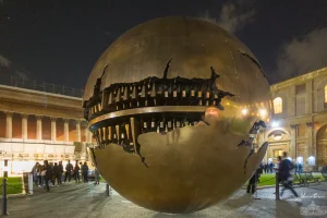 Sfera di Arnaldo Pomodoro à noite